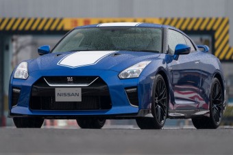 Színnel és matricával ünneplik a GT-R 50. szülinapját