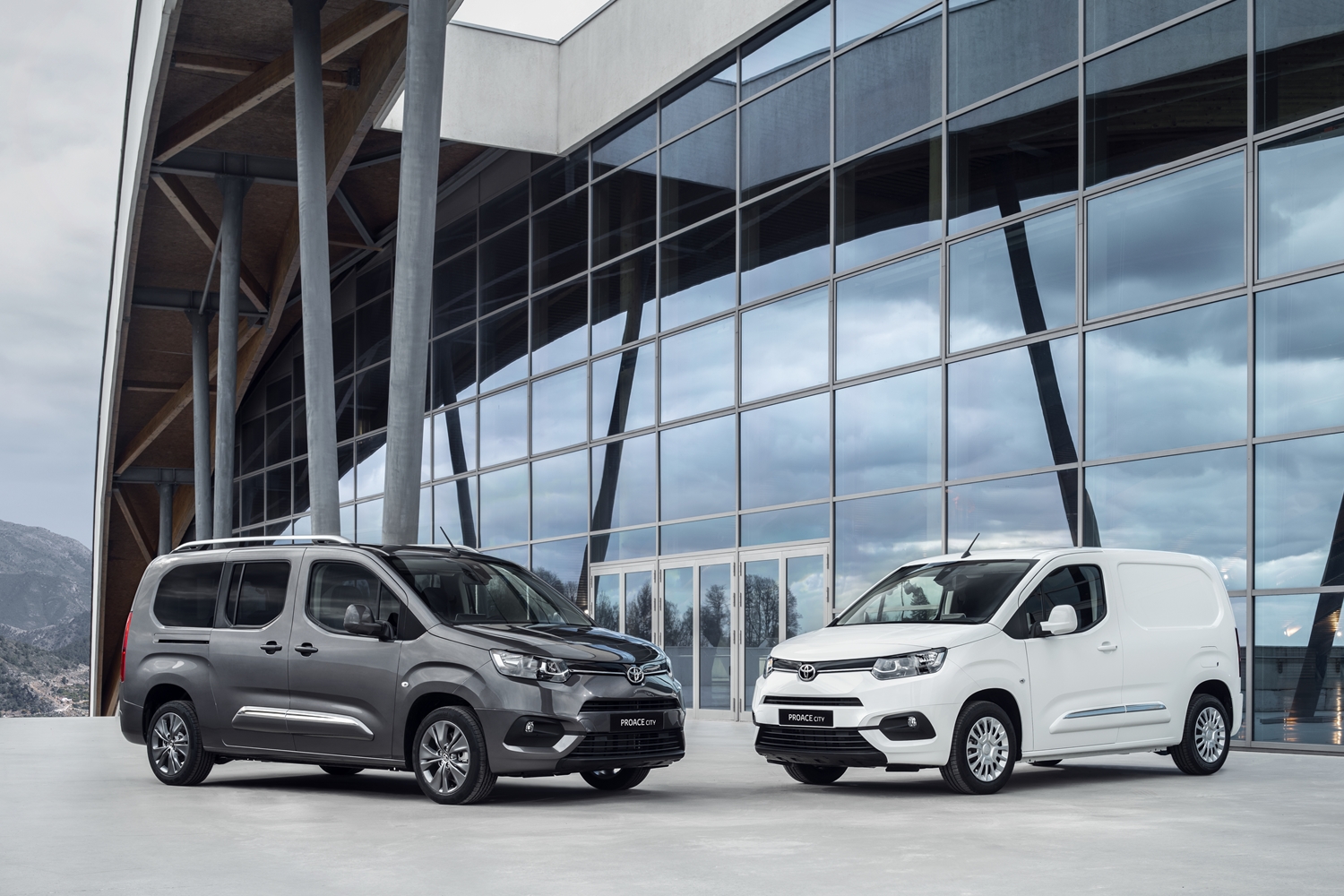 Toyota-emblémával is jön a Peugeot Partner 19