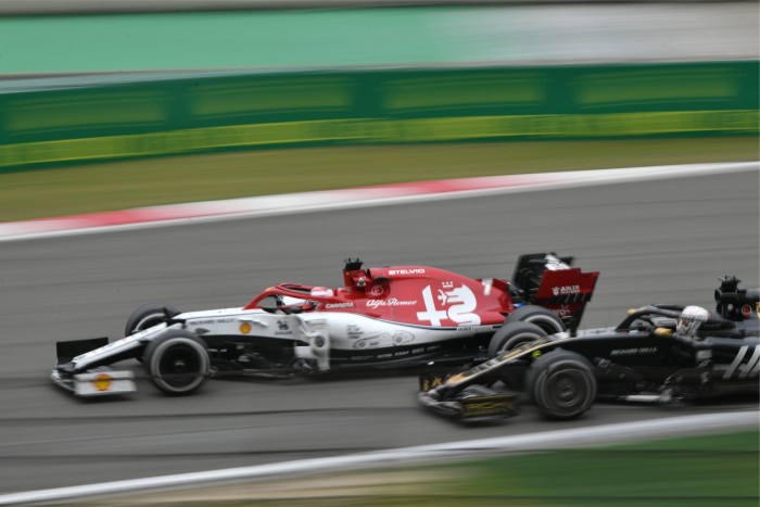 F1: Räikkönennel a gumi szúrt ki