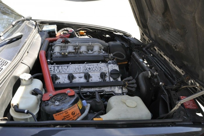 Megmentőre vár ez a szebb napokat is látott BMW M3 7