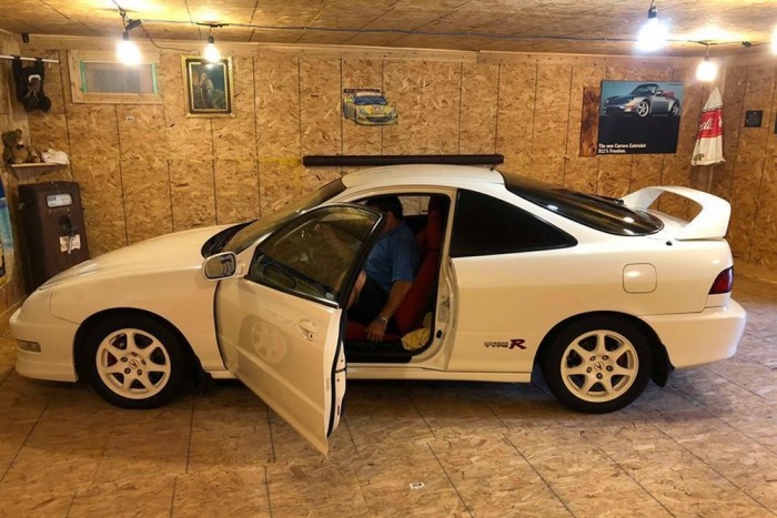 Fal mögé rejtették ezt a fehér Honda Integrát 6 | Vezess Fal mögé rejtették ezt a fehér Honda Integrát 6