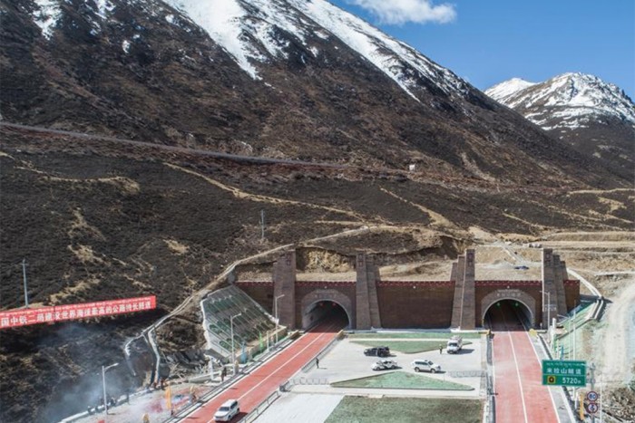 Elképesztő autópálya-alagutat adtak át Kínában