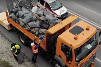 Ezer tonna mocskot szedtek össze a magyar utak mellől