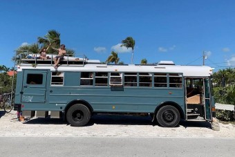 Ezért költözött iskolabuszba egy háromgyermekes család