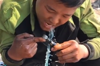 Megbabonázva nézzük az embert, aki kézműves módszerekkel szereli a teherautókat