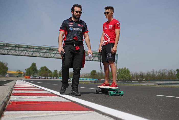 Elektromos gördeszkán kezdődik az út a WTCR-sikerekhez