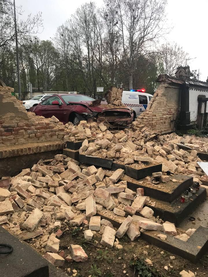 A pécsi köztemetőbe rongyolt egy Mustang péntek reggel 1
