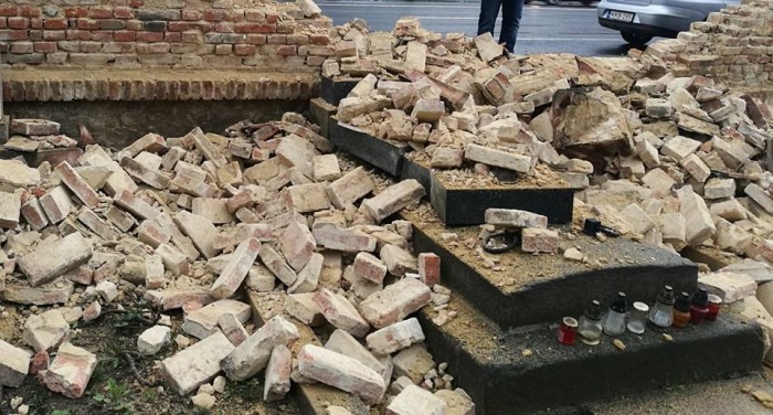 A pécsi köztemetőbe rongyolt egy Mustang péntek reggel 2