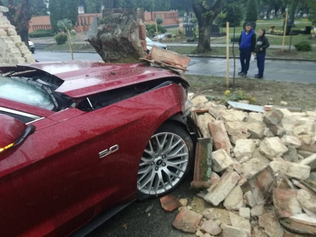 A pécsi köztemetőbe rongyolt egy Mustang péntek reggel 3