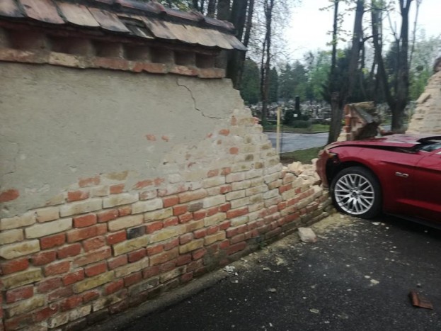 A pécsi köztemetőbe rongyolt egy Mustang péntek reggel 5