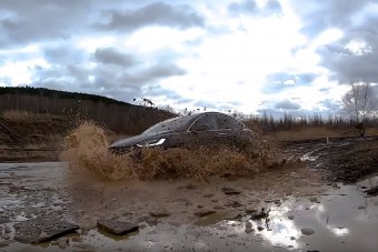 Elég emberes tereppel kínálták meg a Tesla Model X-et