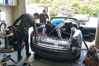 Platóst barkácsoltak ebből a Teslából