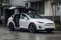 Megnyílt a Tesla-szalon Budapesten 28