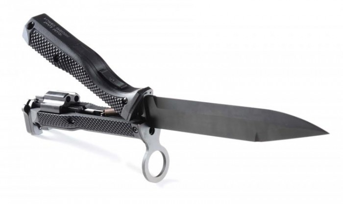 Ezzel a késsel akár le is lőheted a gonoszt, ha úgy adódik 3