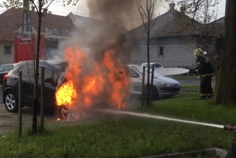 Így oltottak egy lángoló autót Zalaegerszegen