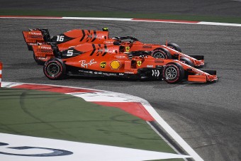 F1: A Ferrari-főnöknek tetszik a belharc