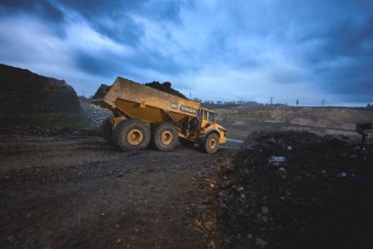 Ilyen monstrumokkal bányásszák az agyagot