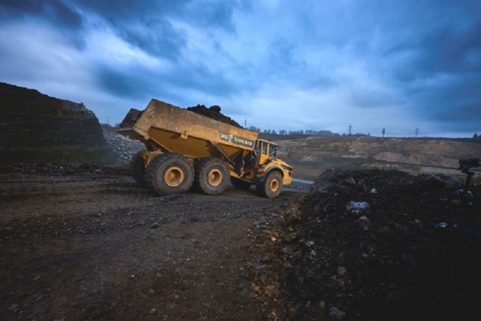 Ilyen monstrumokkal bányásszák az agyagot