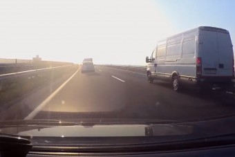 Nem áprilisi tréfa, ahogy az M43-ason előz egy kötéllel vontató kisteherautó