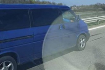 Merész mutatvány egy román autóstól az M5-ösön