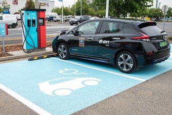 Újabb 14 ingyenes hazai villanyautó-töltőt adtak át