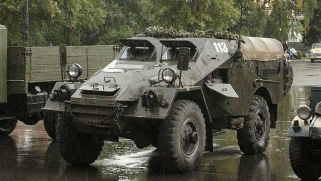 Veterán páncélossal jár munkába egy orosz férfi 2