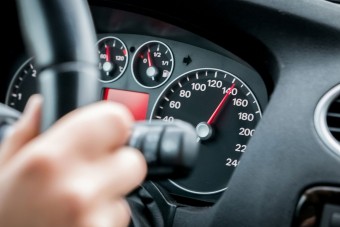 Elenyésző számú balesetet okoz a sebességhatárok megszegése