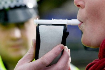 Szondáztatás közben esett össze egy román autós