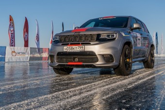 Tükörjégen száguldott a luxusterepjáró