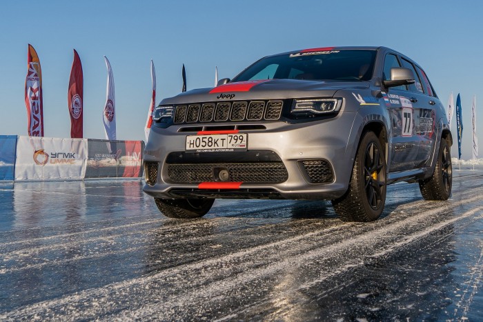 Tükörjégen száguldott a luxusterepjáró 4