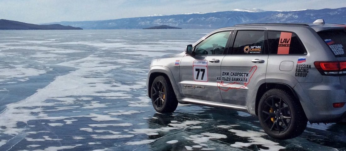 Tükörjégen száguldott a luxusterepjáró