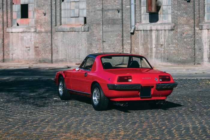 Fel sem lehet ismerni ezt a Zagato ruhás Ferrarit 8