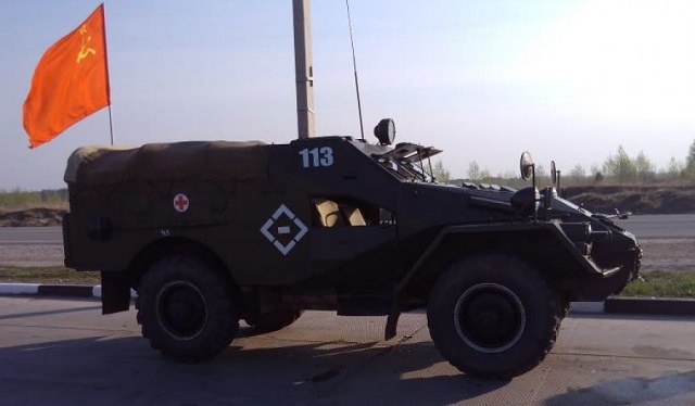 Veterán páncélossal jár munkába egy orosz férfi 1