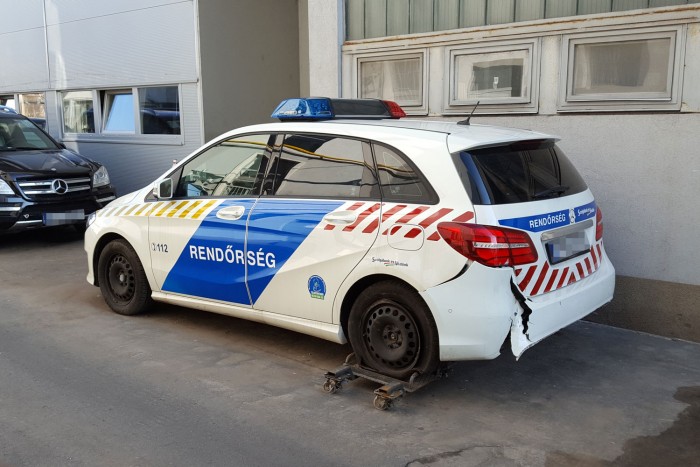 Csoda történt egy totálkáros Mercedes rendőrautóval 3 Csoda történt egy totálkáros Mercedes rendőrautóval 3