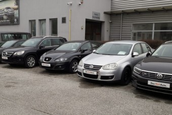 Tovább özönlenek az öreg autók Magyarországra