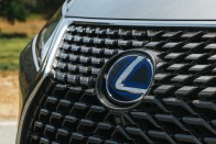 Tükrök forognak az új Lexus lámpájában 24