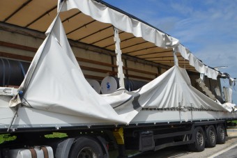 Balesete után szétszakadva ment tovább a kamion az M5-ösön