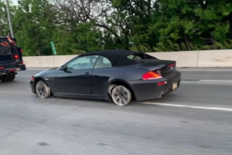 Kilométereket tett meg felnin ez a BMW-s az autópályán