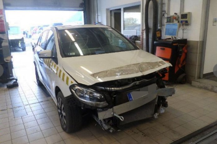Csoda történt egy totálkáros Mercedes rendőrautóval 4 Csoda történt egy totálkáros Mercedes rendőrautóval 4