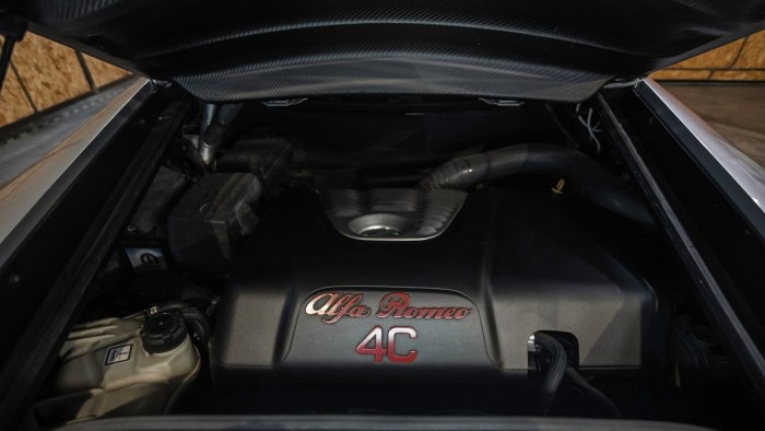 Vadabb ruhát kapott egy Alfa Romeo 4C 7