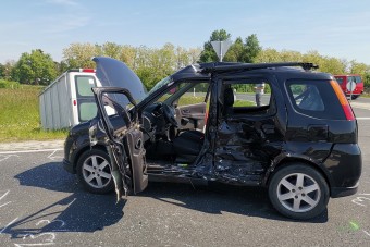 Kirepült egy suzukis az ablakon a 76-oson