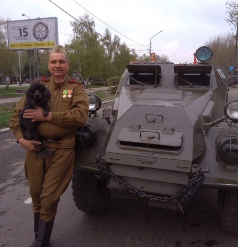 Veterán páncélossal jár munkába egy orosz férfi 3