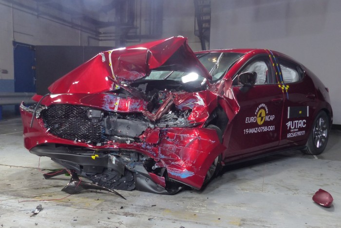 Videó: vadonatúj autók semmisültek meg, és ez jó!