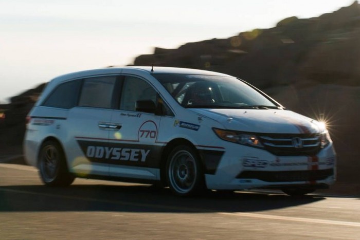 Családi kisbusz eszement 700 lóerővel 2