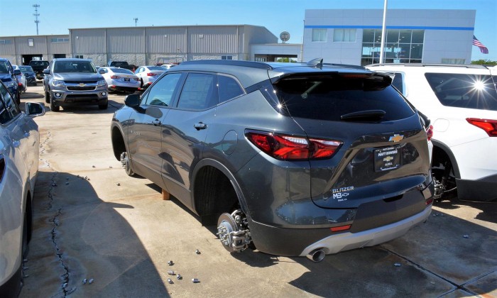 127 kereket loptak le az autókról egy kereskedésben 1