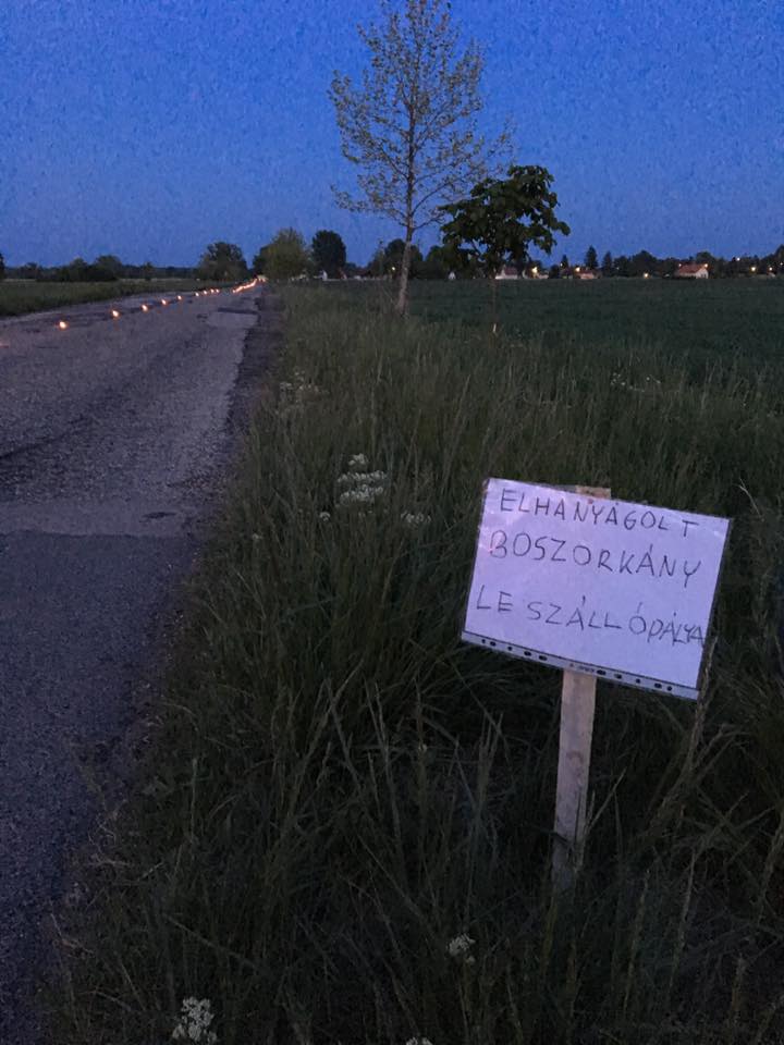 Virággal és mécsesekkel díszítették ki a kátyúkat egy hazai mellékúton 1