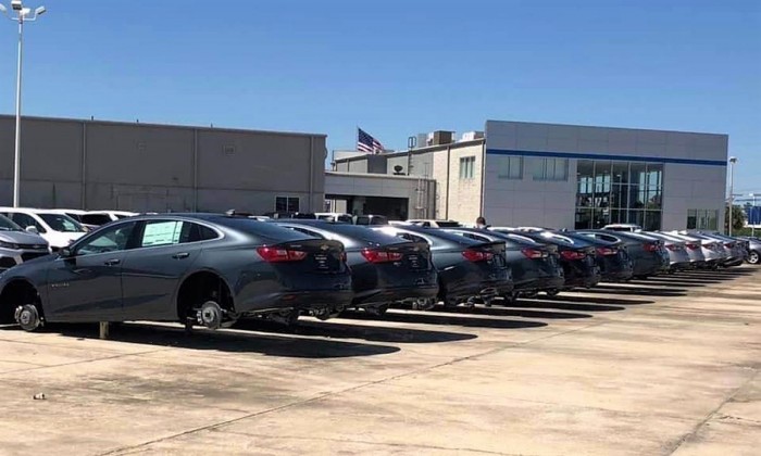 127 kereket loptak le az autókról egy kereskedésben 2