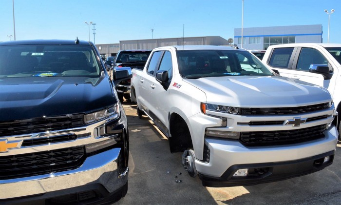 127 kereket loptak le az autókról egy kereskedésben 3