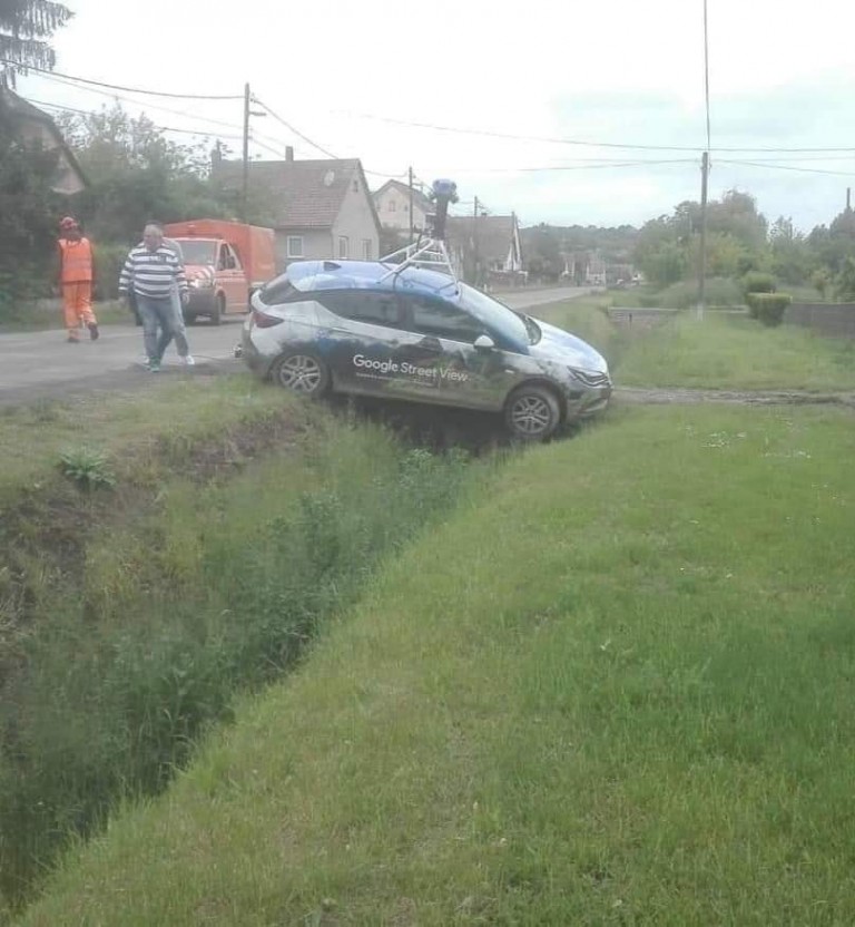 Árokba hajtott a Google autója Magyarországon 1