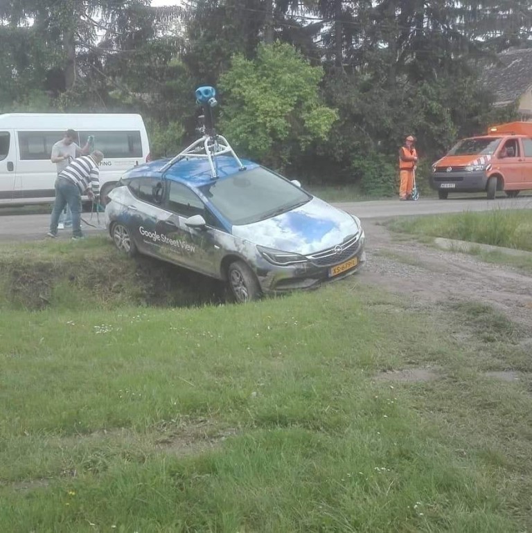 Árokba hajtott a Google autója Magyarországon 2